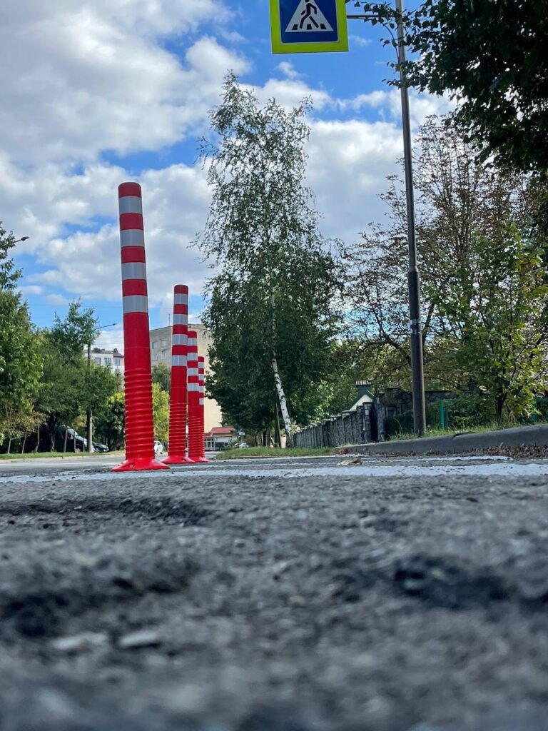 Конуси на дорозі біля пішохідного переходу.