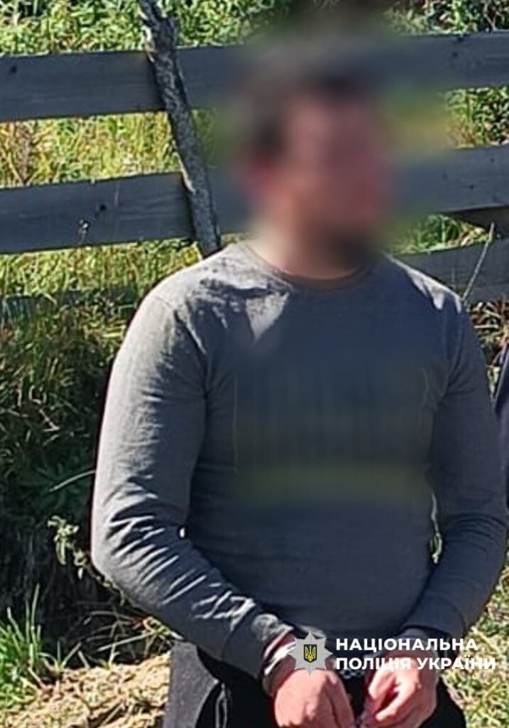 Чоловік у кайданках на природі