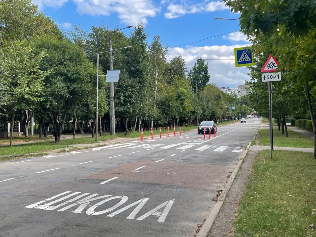 «Берлінські подушки» та делініатори зі світловідбивачами - на Дорошенка нова схема організації дорожнього руху