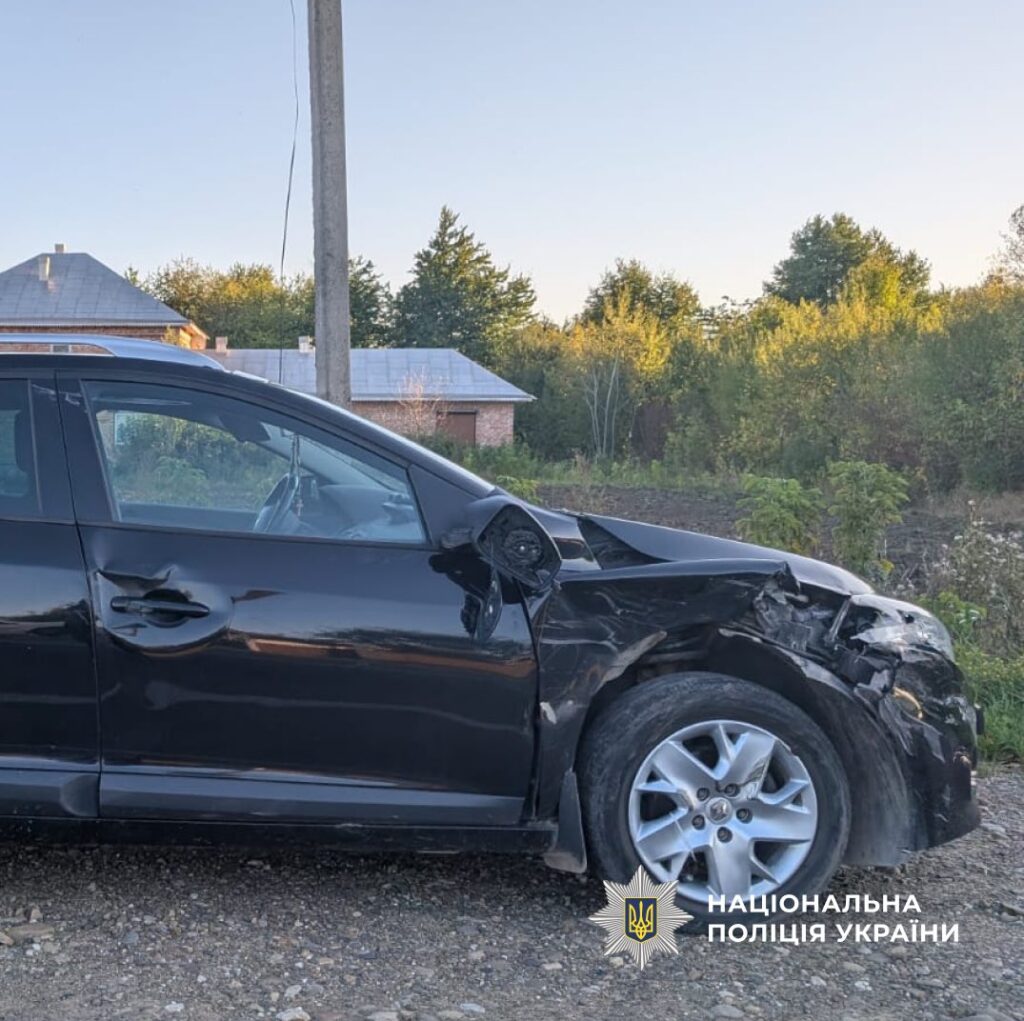 Зіткнення чорного автомобіля з пошкодженим крилом