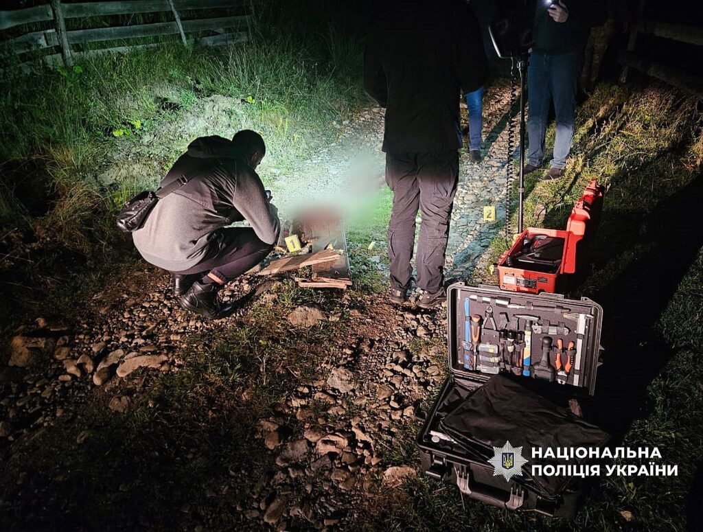 Поліція проводить розслідування на нічній дорозі