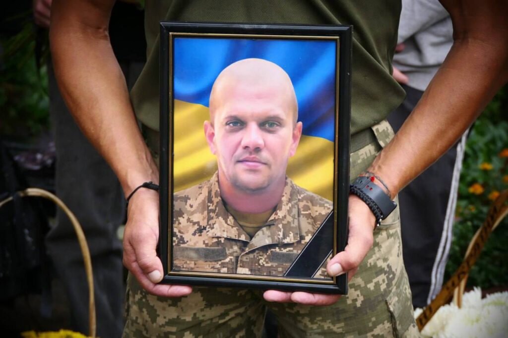 Портрет військового з прапором України у руках