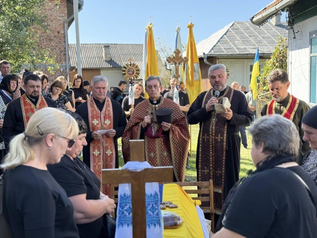 Церковна служба на відкритому повітрі з священиками