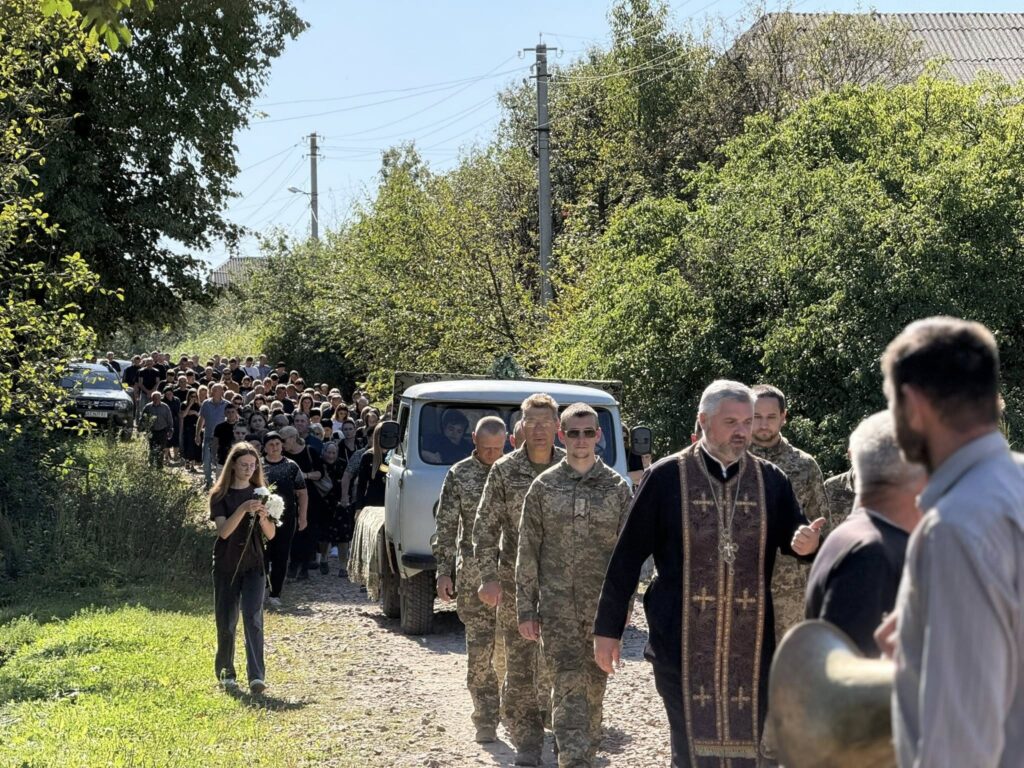 Люди на вулиці під час церемонії