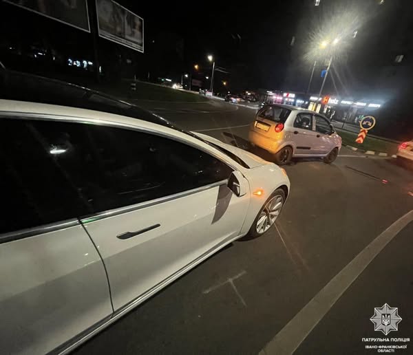 ДТП вночі на перехресті з двома авто