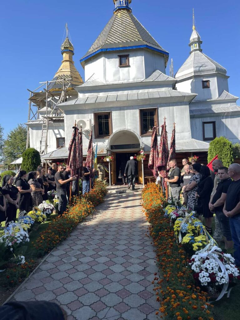 Люди біля церкви під час церемонії