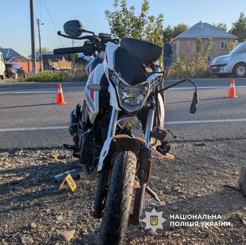 Зламаний мотоцикл після аварії на дорозі