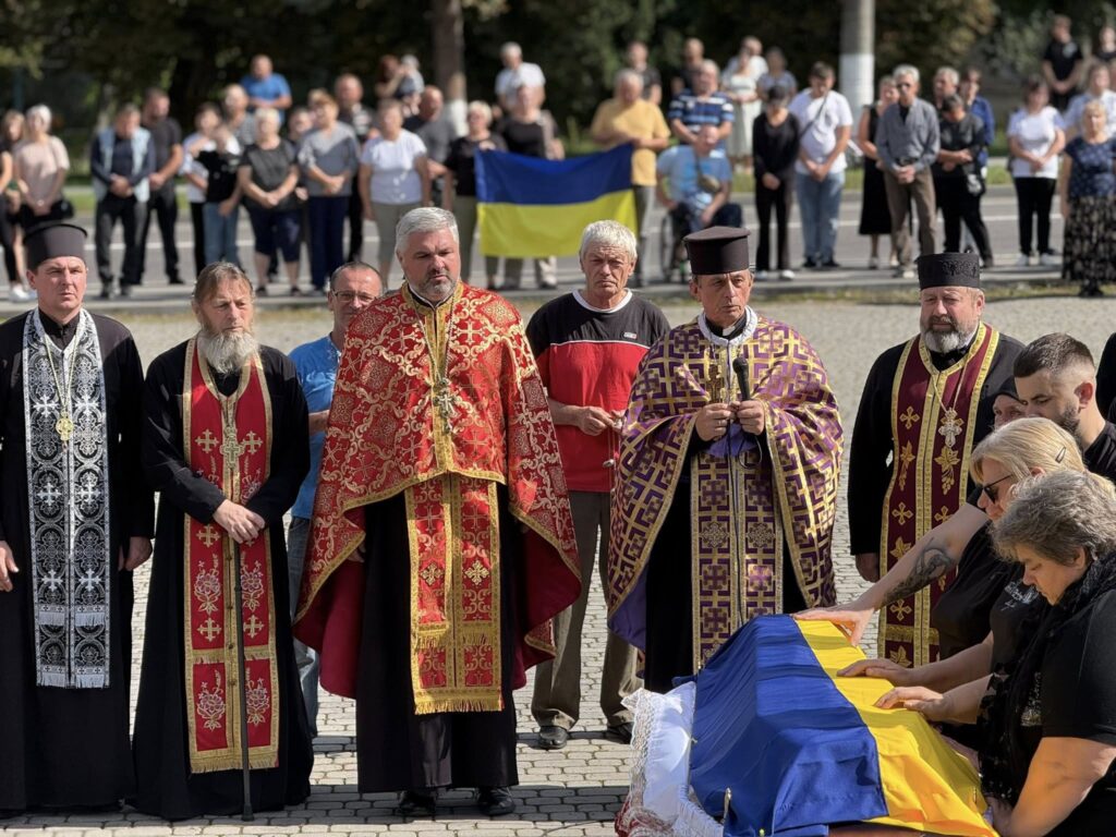Церковна церемонія з українським прапором