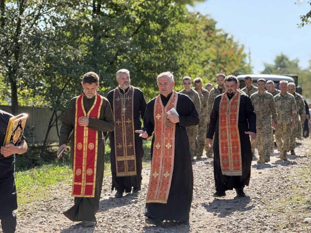 Священники та військові під час процесії на природі.