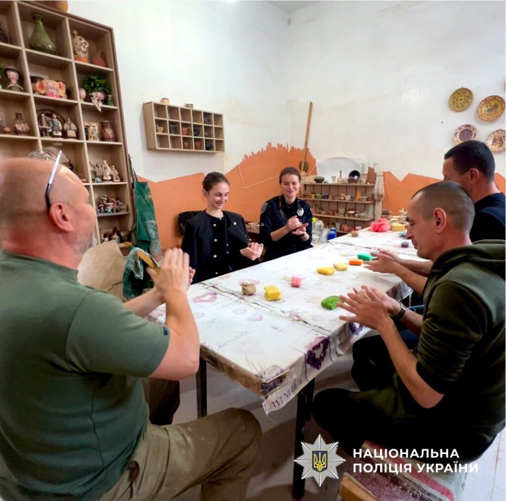 Група людей ліплять вироби з глини в студії.