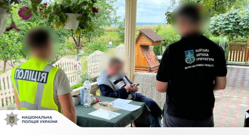 Поліція проводить розслідування на природі.