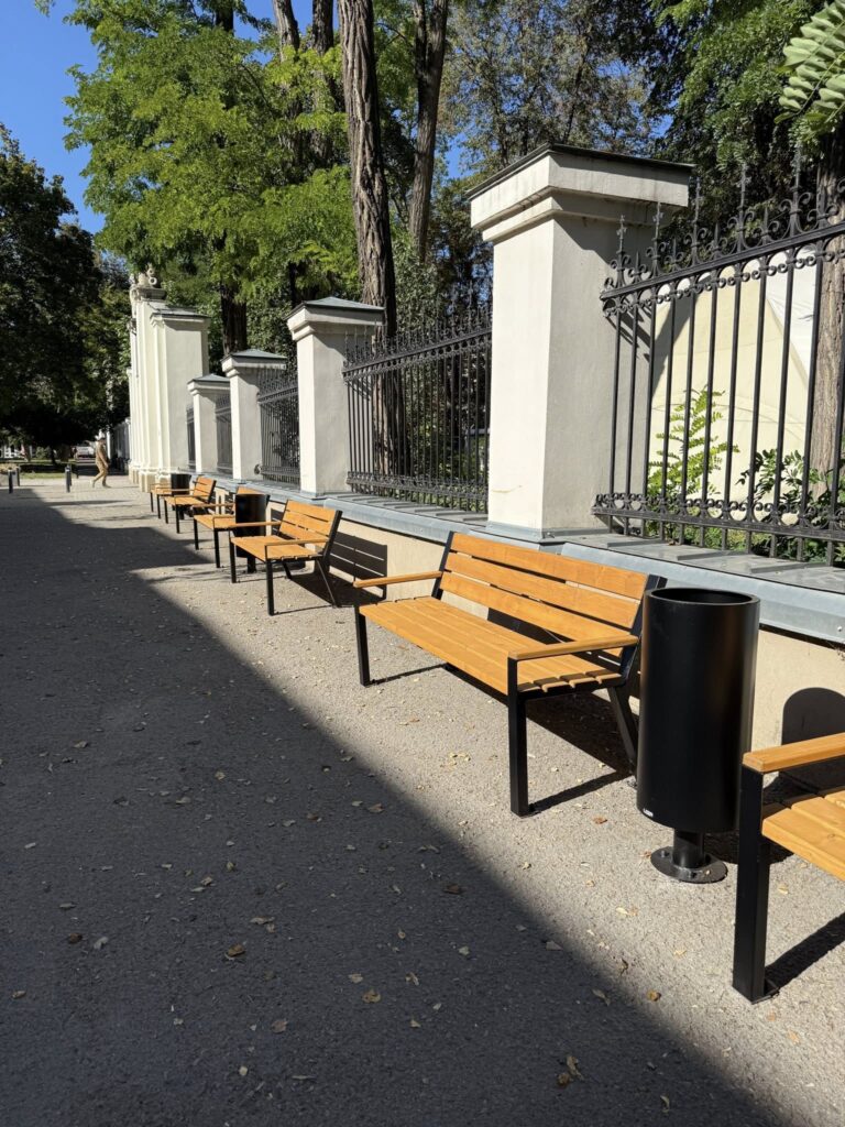 Парк зі скамейками і металевим парканом
