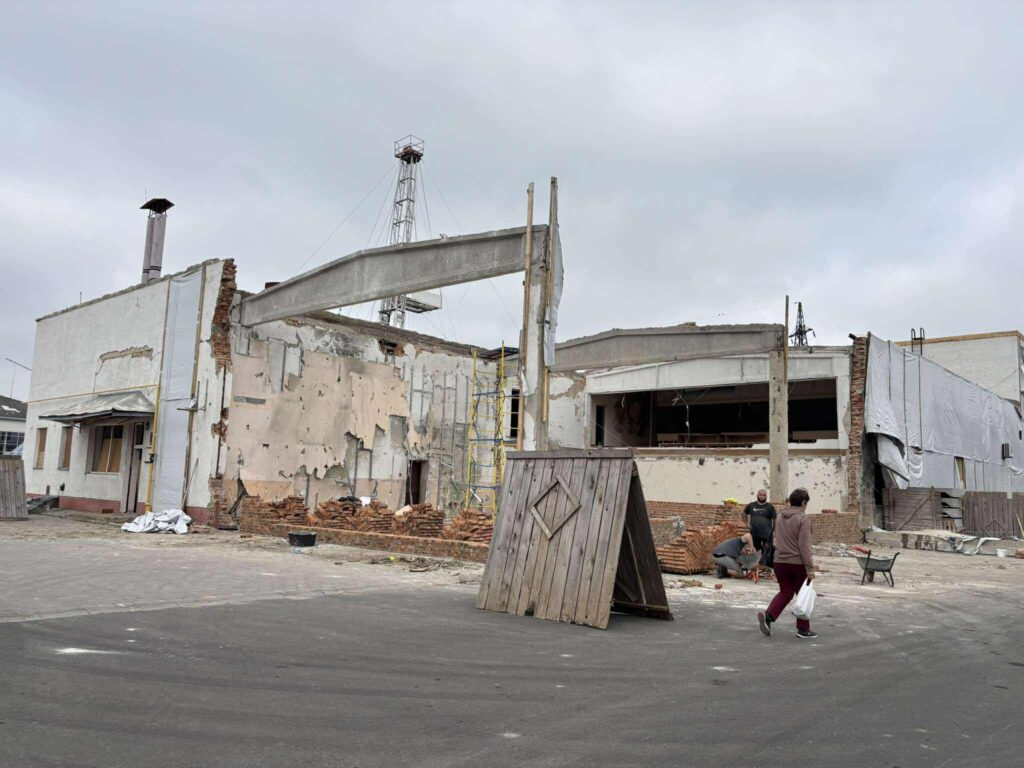 Руїни зруйнованої будівлі, люди на роботі.