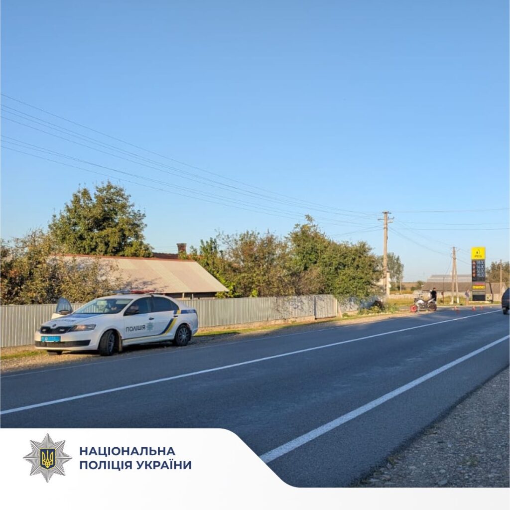 Поліцейська машина на сільській дорозі в Україні.