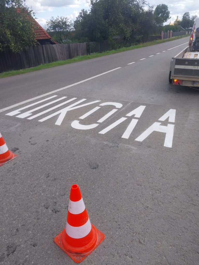 Неправильний напис біля школи на дорозі