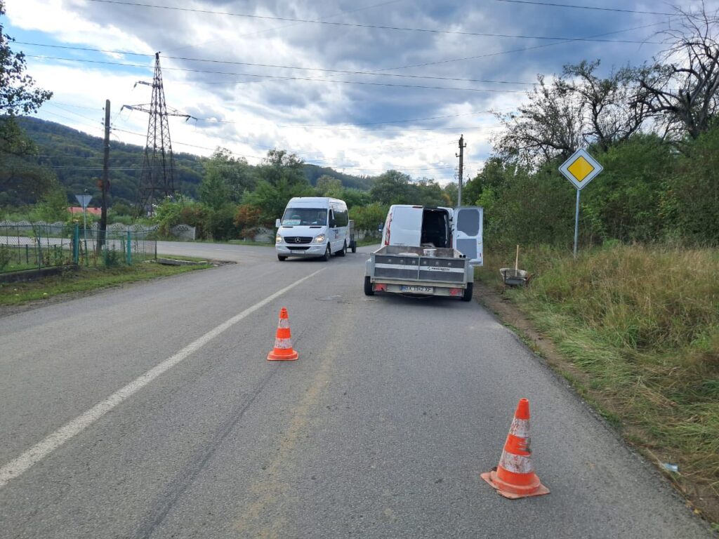 Дорожня розмітка і автобус на сільській дорозі.