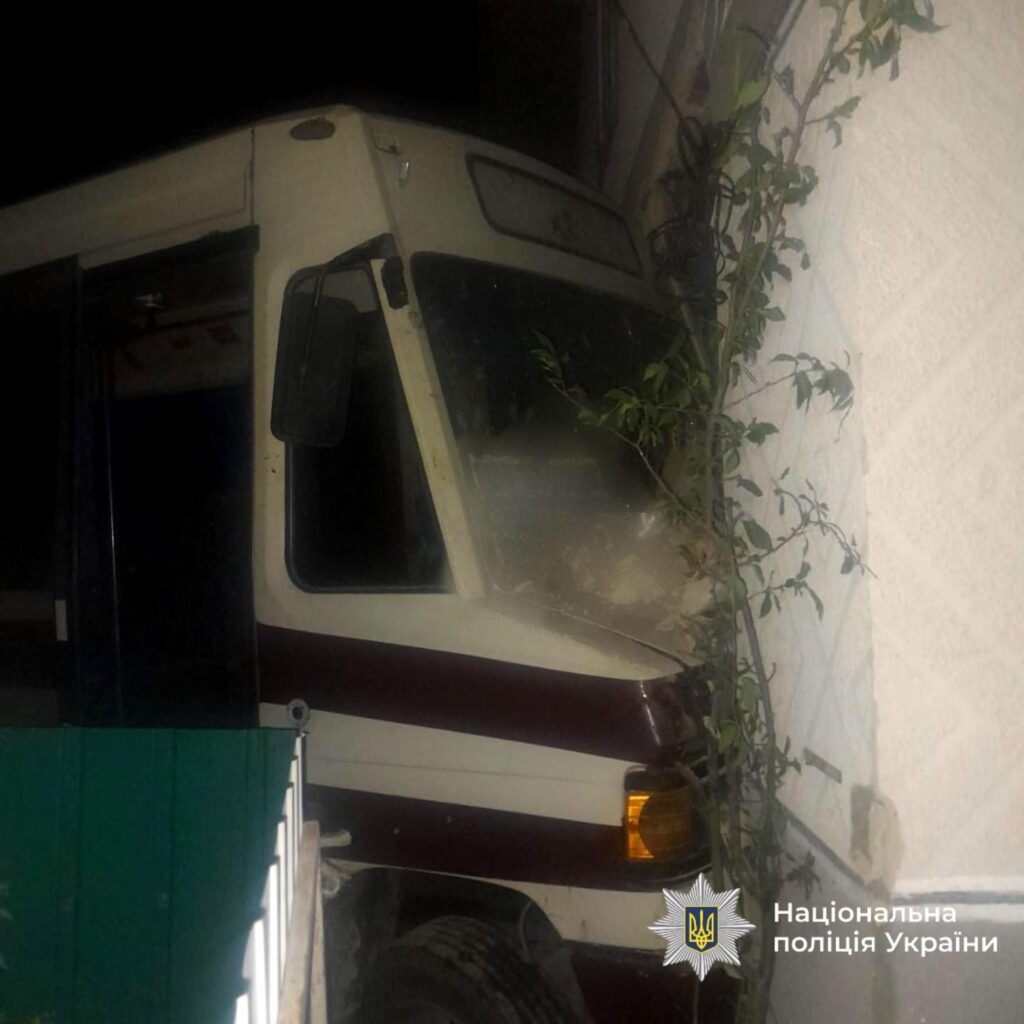 Автобус врізався у стіну вночі.