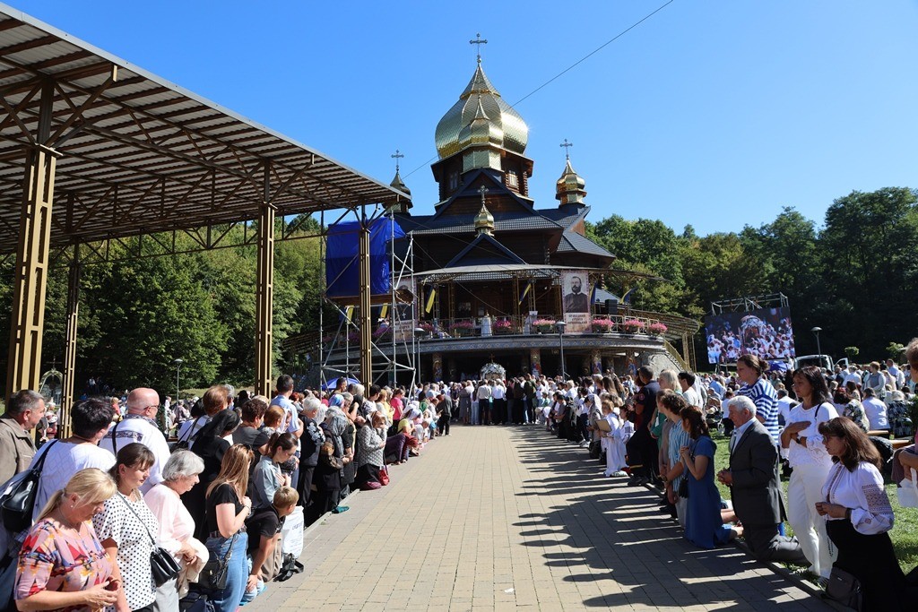 Релігійне зібрання біля української церкви