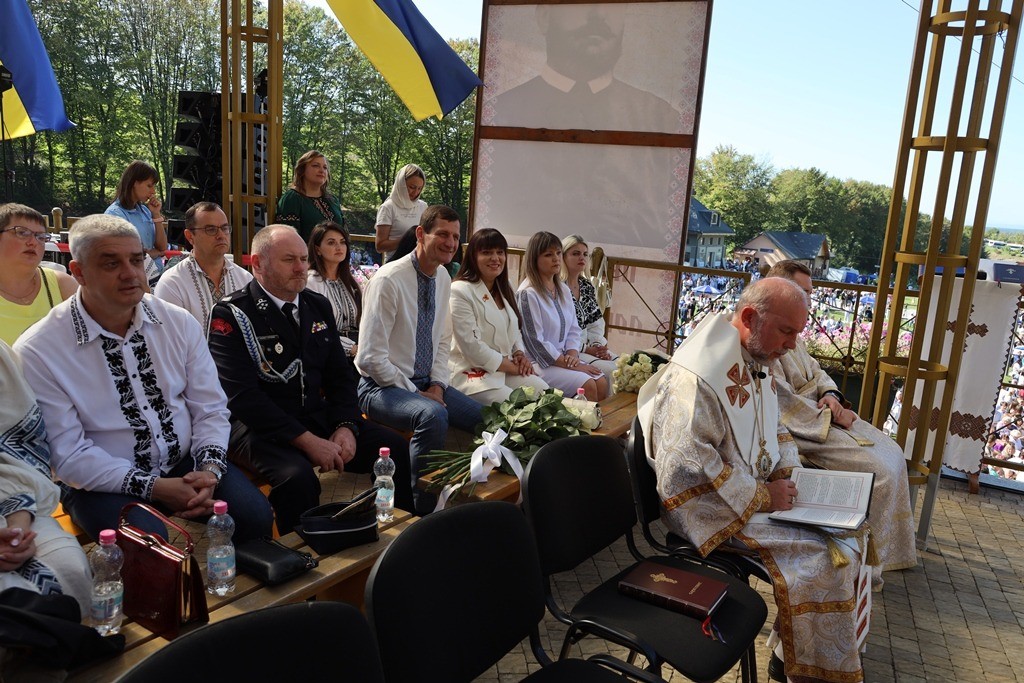 Урочиста подія з українським прапором та людьми.