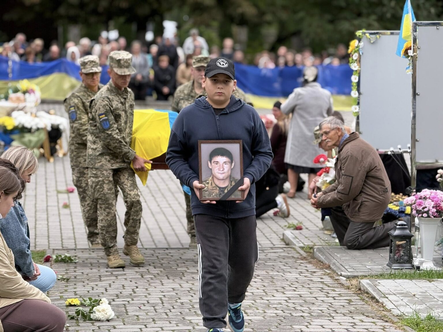 В Отинійській громаді попрощались із загиблим захисником Русланом Кварцяним. ФОТО