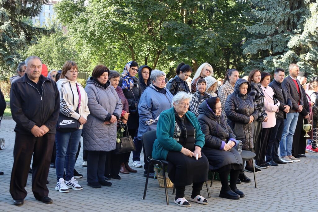 Група людей на вулиці у прохолодний день.
