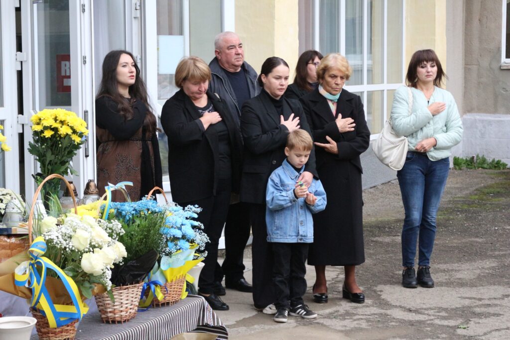 Люди вшанували пам'ять з квітами і гаслами.