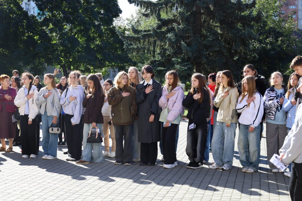 Група молоді з покладеними на груди руками