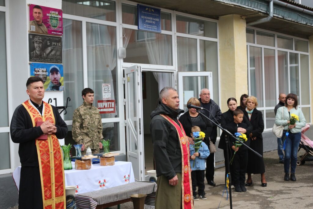 Церемонія вшанування на вулиці, присутні люди.