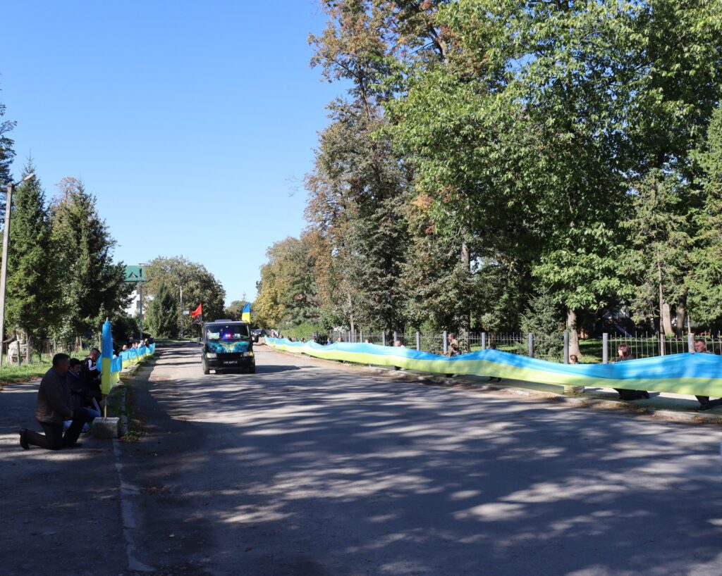 Авто на дорозі з українським прапором