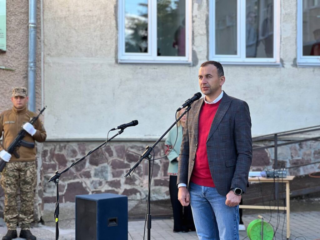 Чоловік виступає перед аудиторією на мікрофоні.