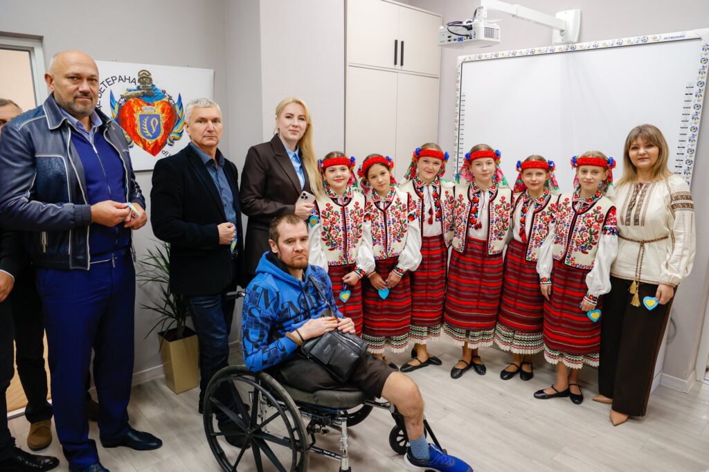 Група людей на події в українському традиційному одязі.
