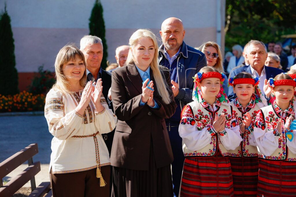 Люди в традиційному українському вбранні аплодують