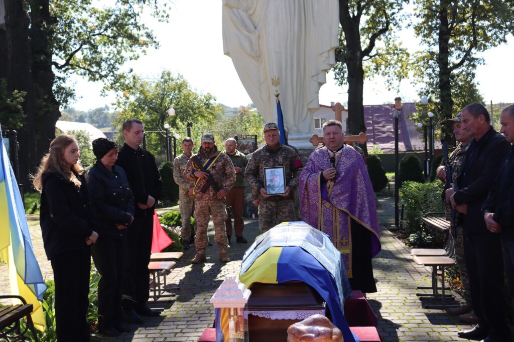 Церемонія прощання з військовим, прапори України.