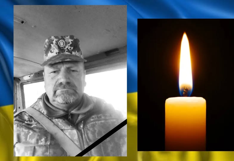 Військовий у формі на фоні прапора України.