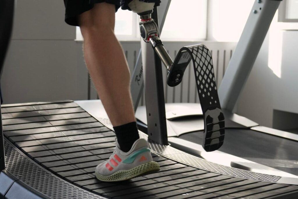 Біг на протезі на біговій доріжці