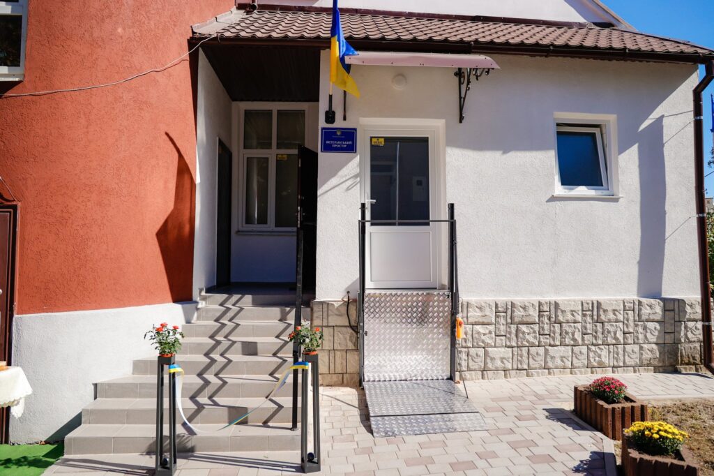 Пандус для візків на вході в будівлю