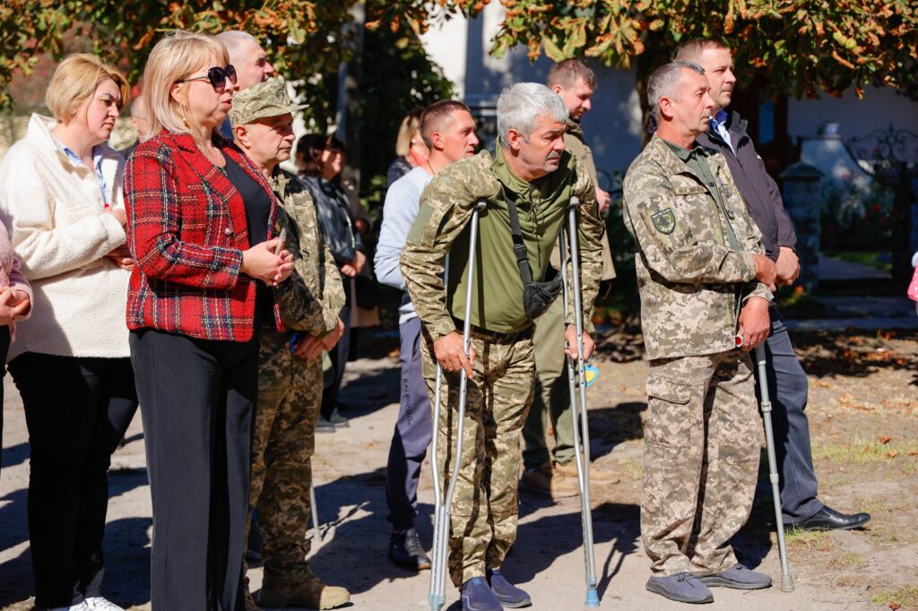 Група людей на вулиці у військовій формі