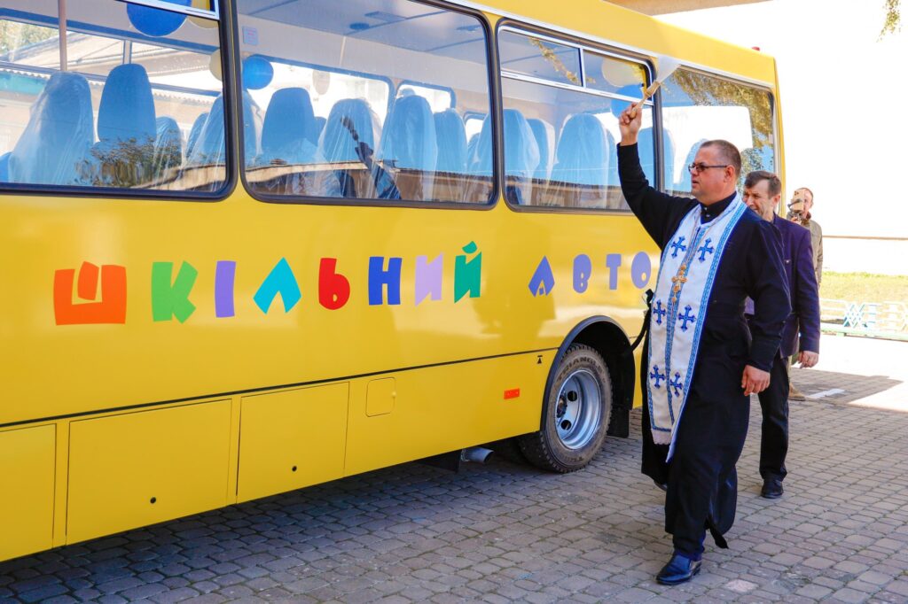 Освячення шкільного автобуса священником