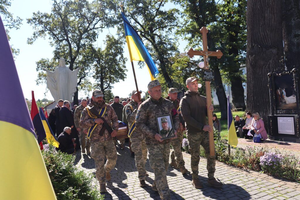 Військові несли труну під прапорами України на церемонії.