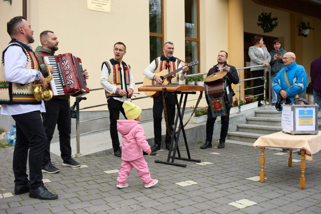 Вуличні музиканти грають перед перехожими в місті.