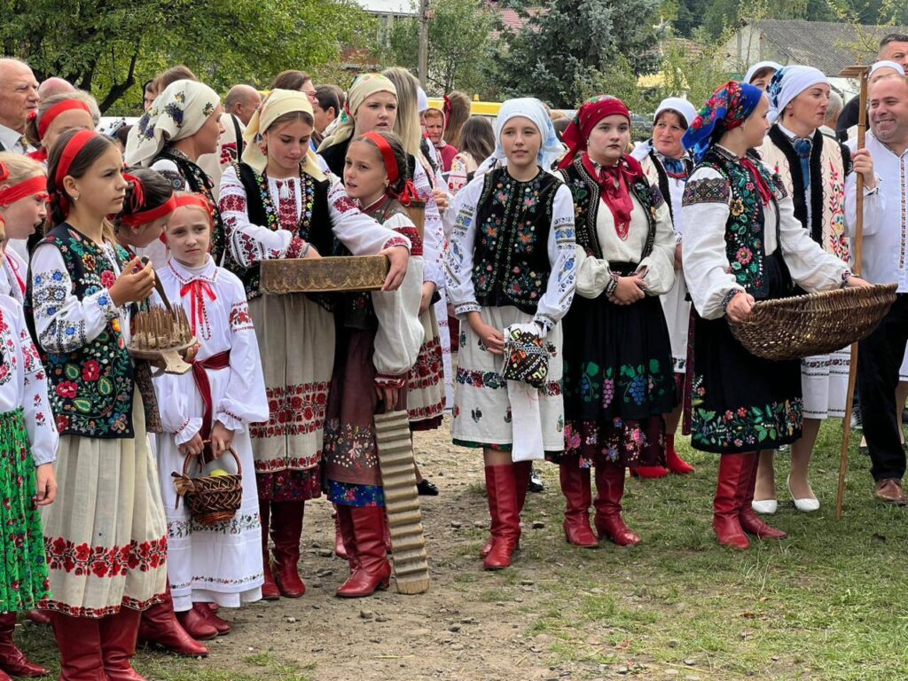 Діти в традиційних українських костюмах на святі
