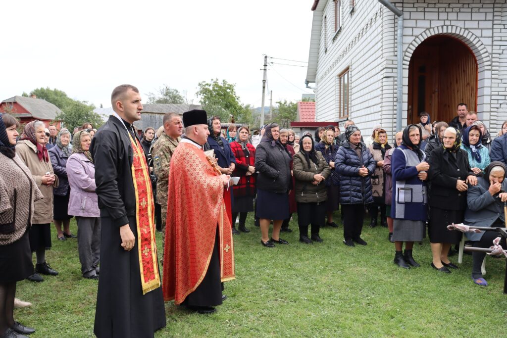 Церковна служба на відкритому повітрі з вірянами.
