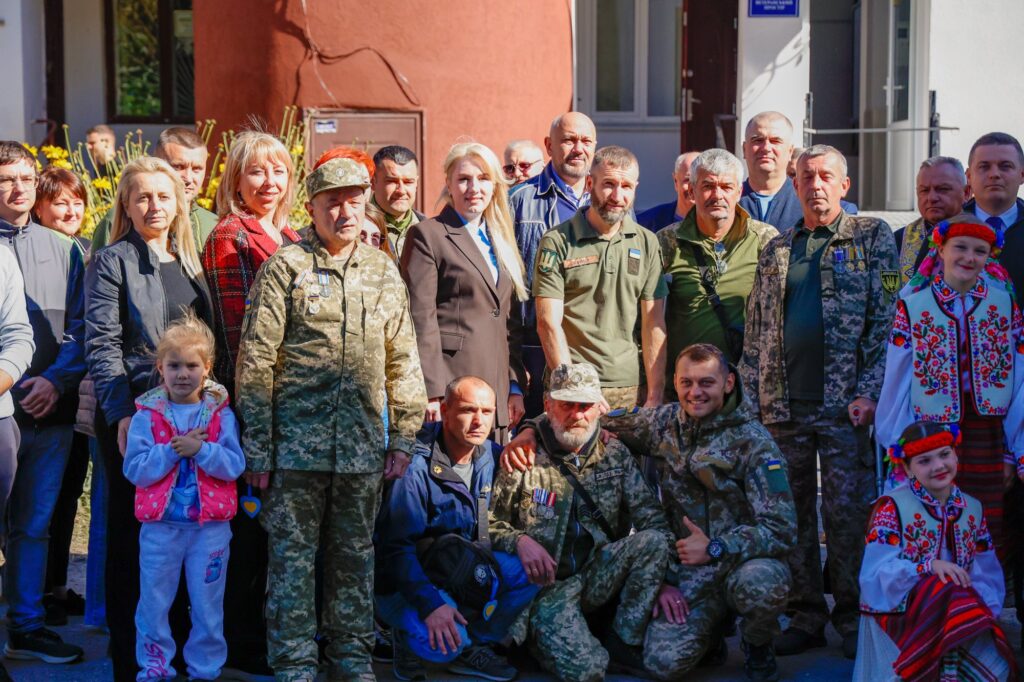 Групова фотографія людей, військові та цивільні.