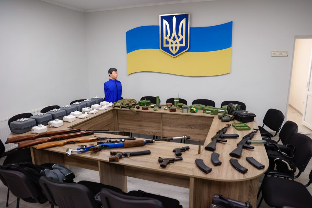 Озброєння на столі під українським прапором