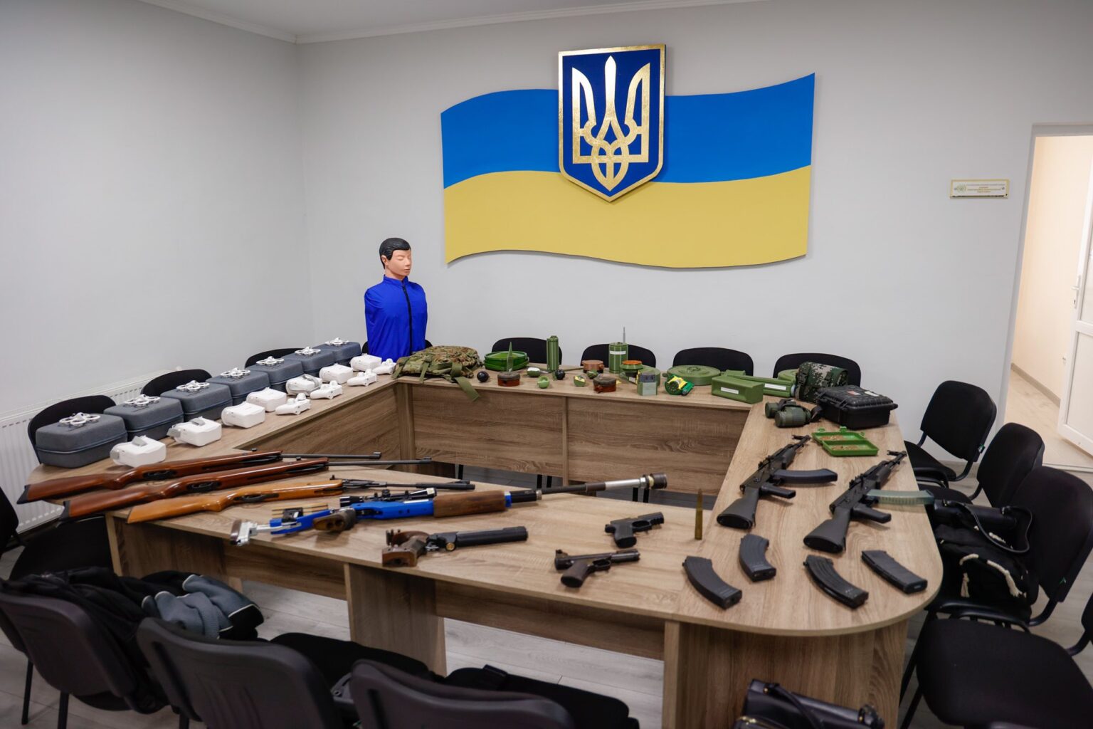 Озброєння на столі під українським прапором