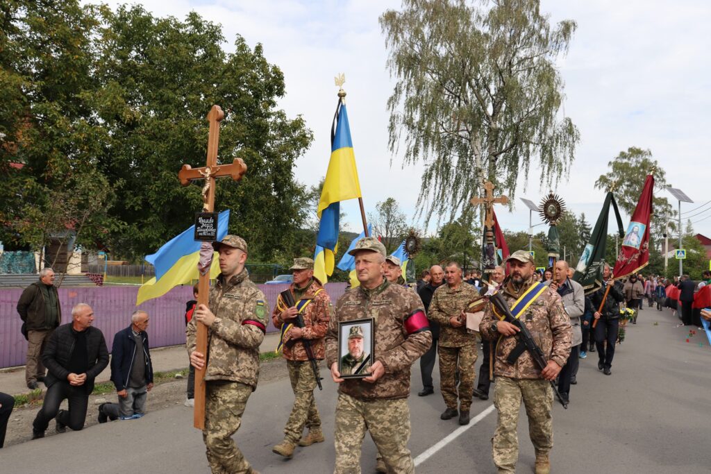 Військовий парад із прапорами і фотопортретом