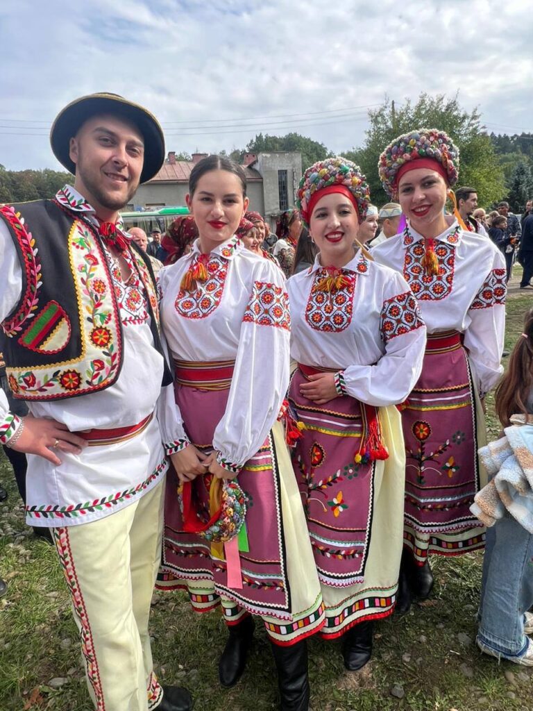 Український народний одяг на фестивалі в селі.