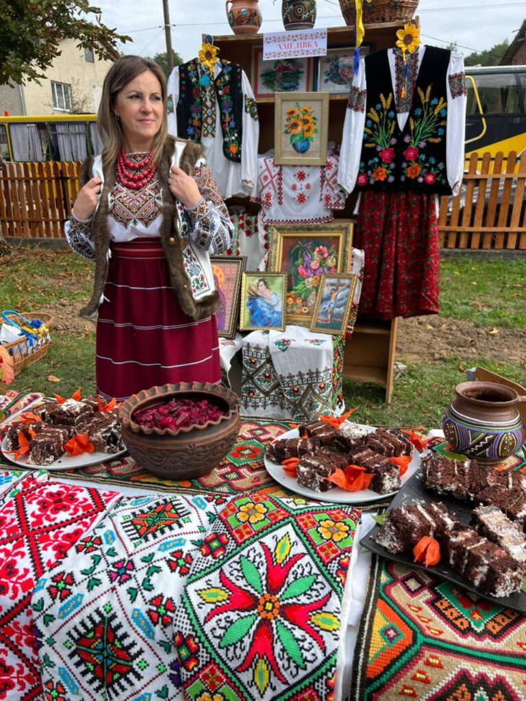 Традиційний український ярмарок з вишиванками і стравами