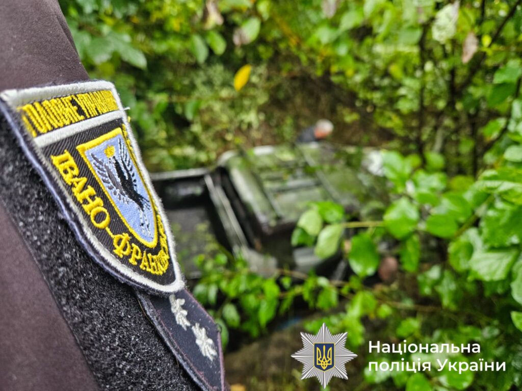 Поліцейський шеврон біля автомобіля в лісі