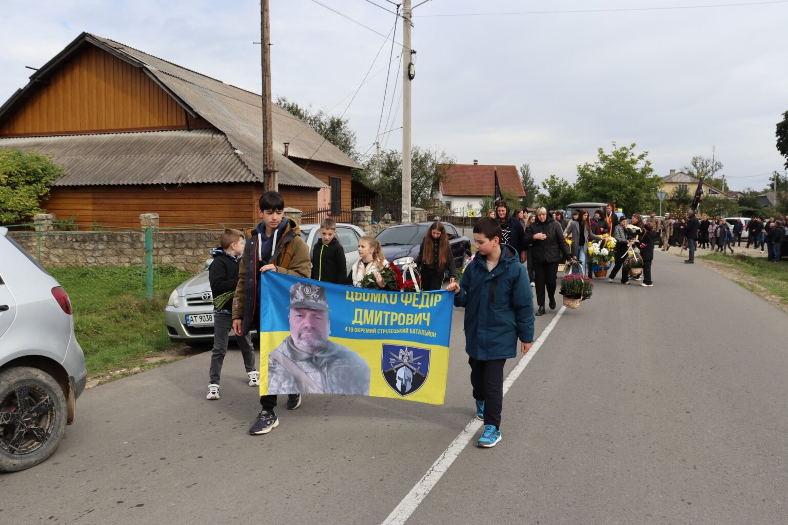Процесія з меморіальним полотном на вулиці.